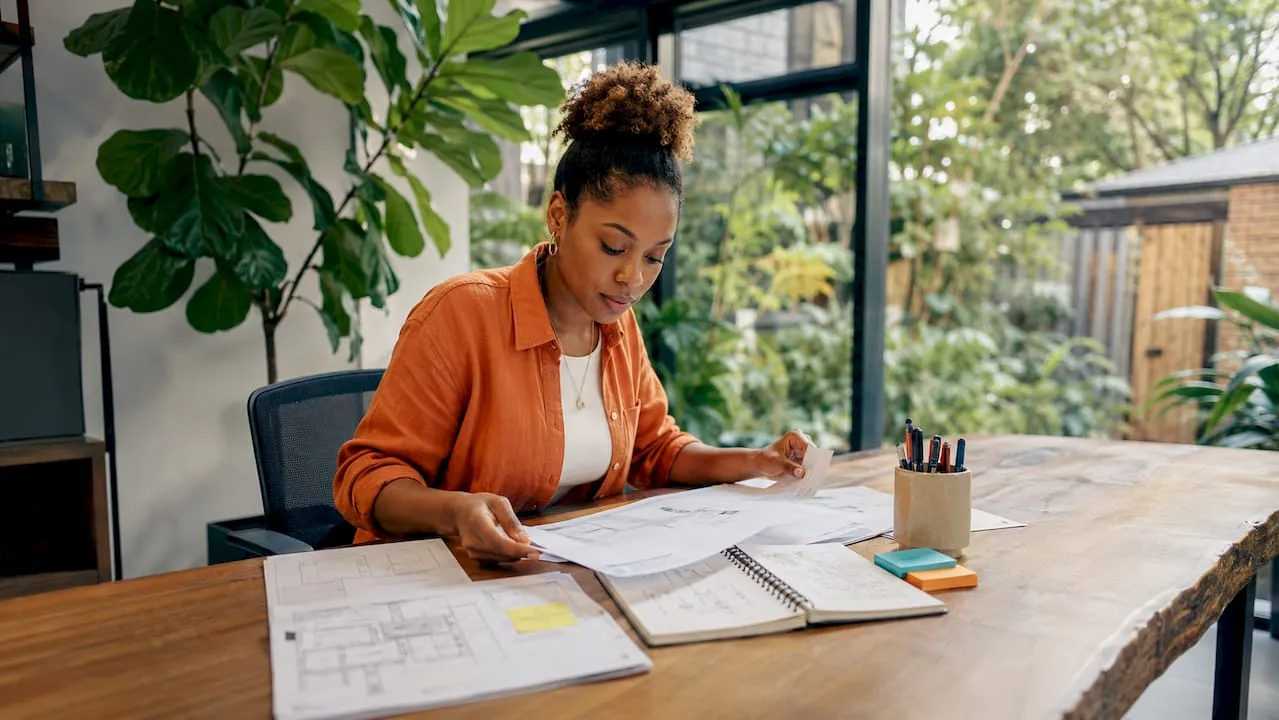 Why choose bespoke office desks for UK workplaces