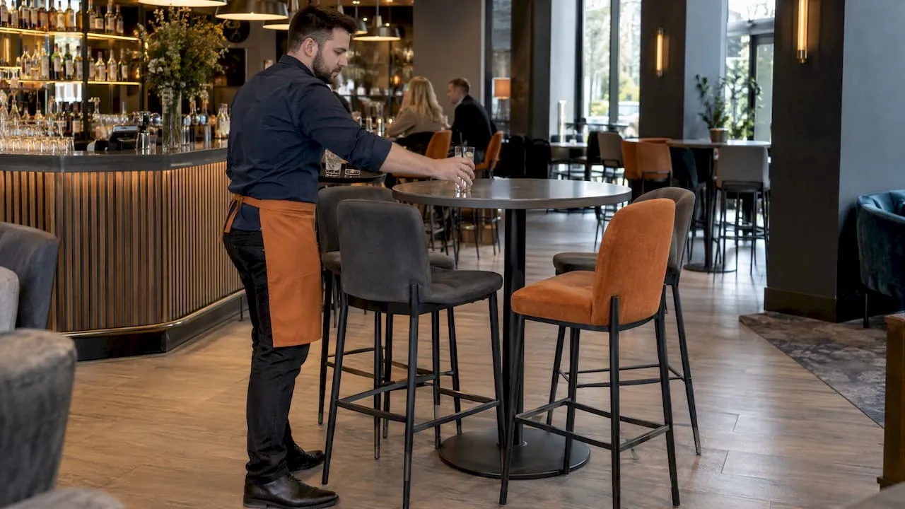 1000–1100mm Poseur Table Heights for UK Venues: Procurement Specs